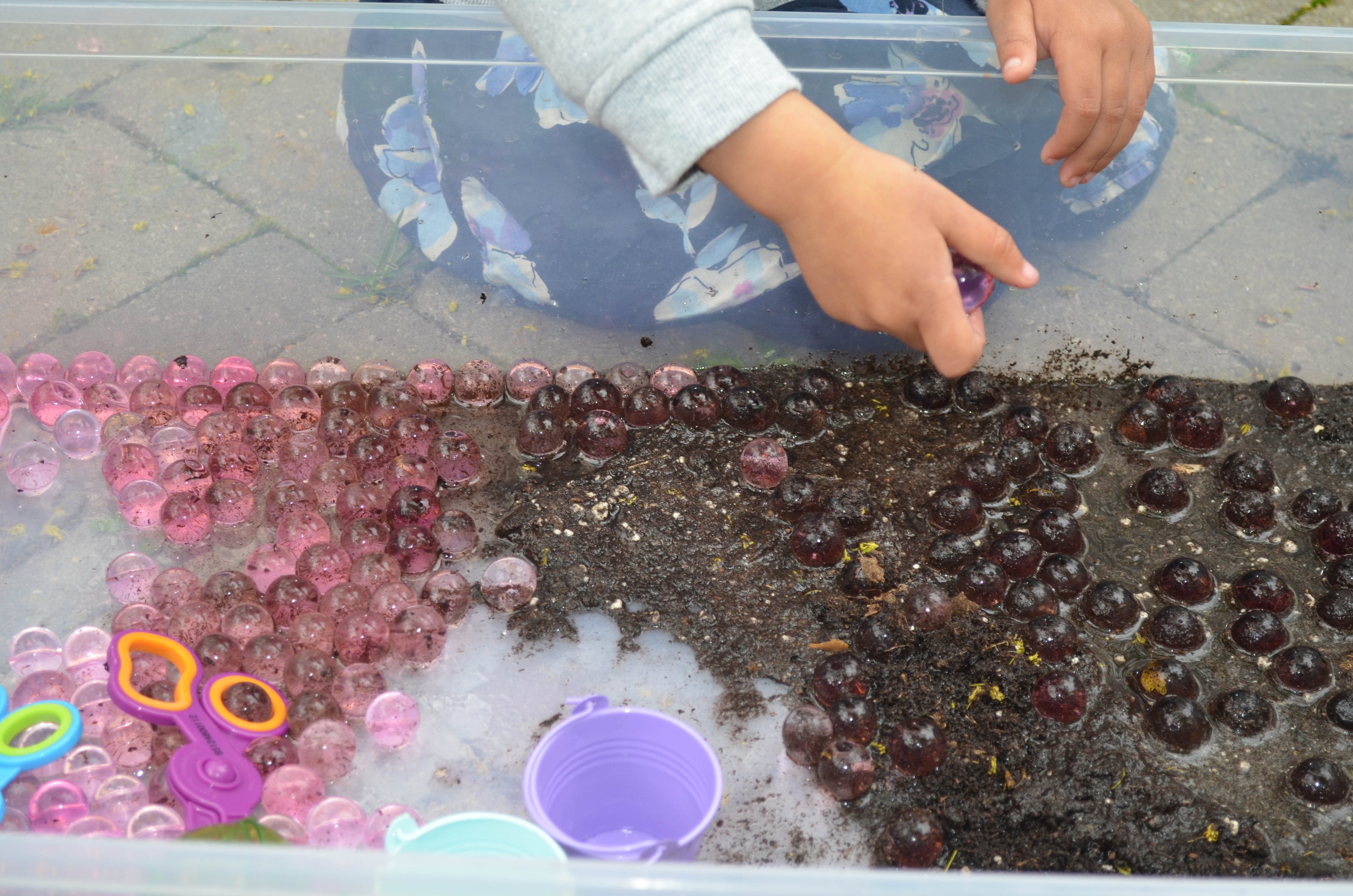 Water beads in mud sensory bin for toddlers and preschoolers 