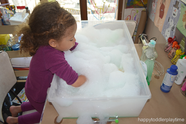 POM POM BUBBLES sensory bin activity for toddlers and preschoolers