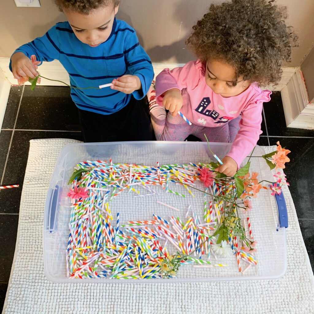 Here is a beautiful spring flower threading fine motor skill activity to do this spring using straws and flowers! This is perfect for toddlers and preschoolers.